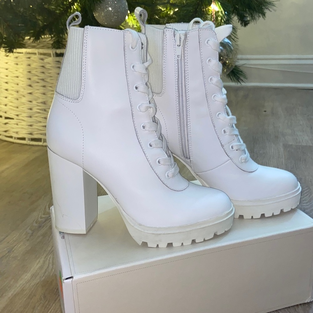 STEVE MADDEN LATCH BOOT NEVER WORN